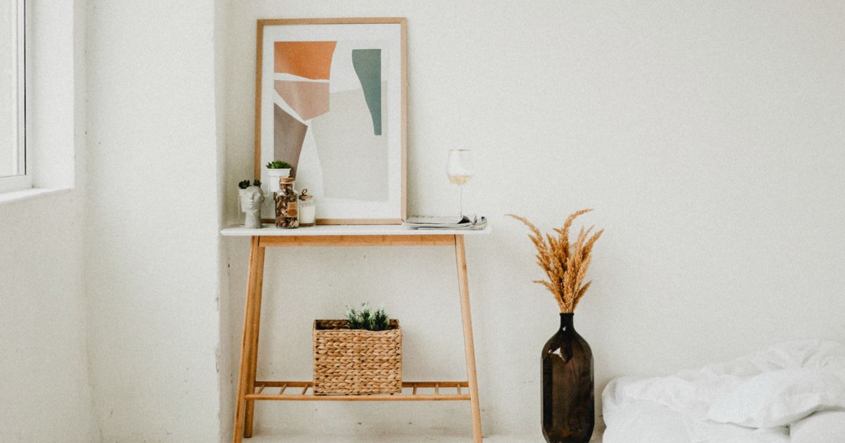 Elegant minimalist decor featuring pampas grass and wooden table in a bright interior space.